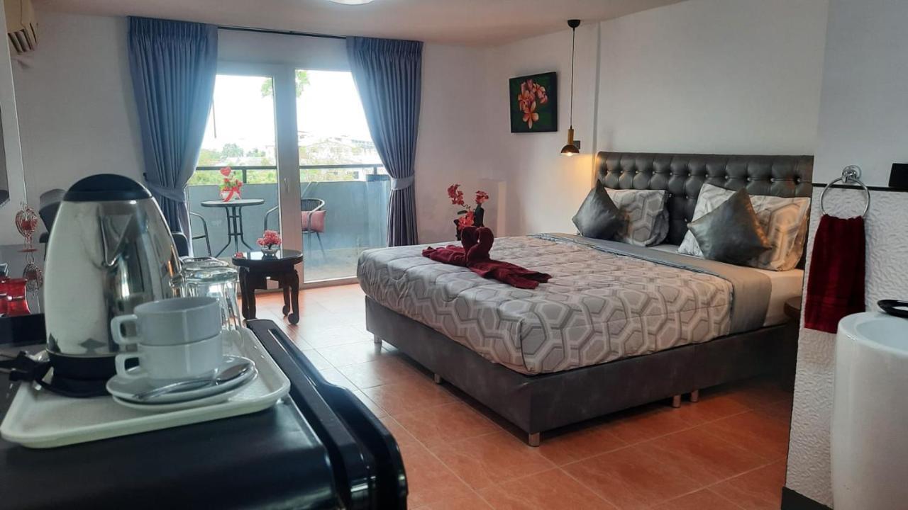 Happy Beach Jomtien Guesthouse Exterior photo