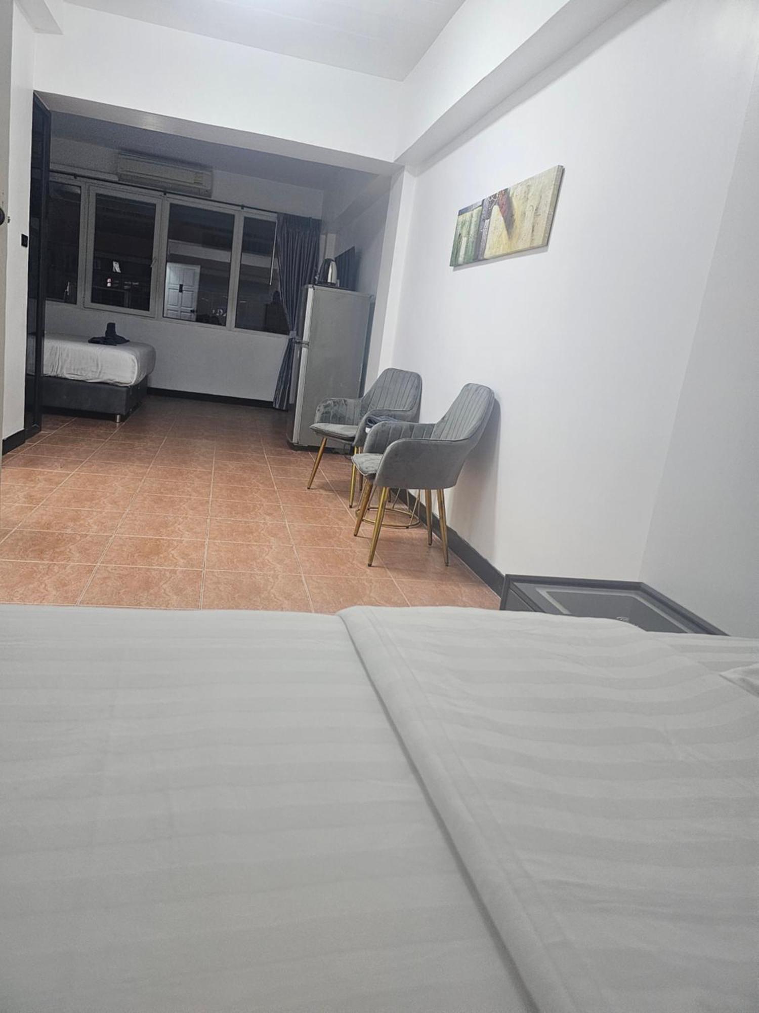 Happy Beach Jomtien Guesthouse Exterior photo